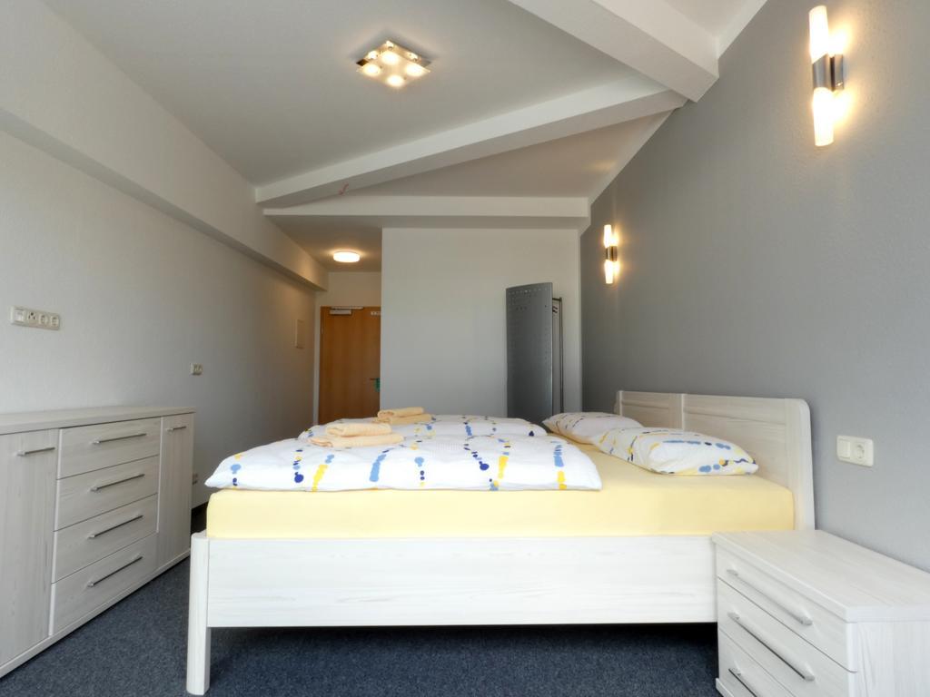 Doppel-/Zweibettzimmer mit Bad